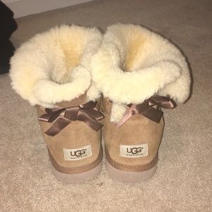 Women’s UGG Bailey Bow Short Size 9 tan